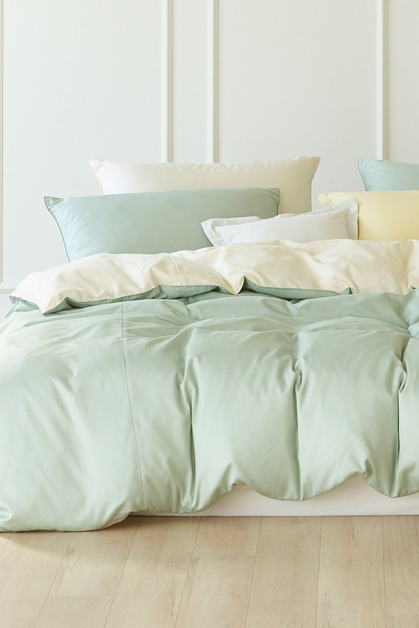 사르르 면모달 홑겹이불커버 싱글 (세이지민트)는 부드러운 면과 모달 소재를 사용하여 제작되었습니다. 싱글 사이즈로, 얇은 두께감과 홑겹 구조로 제작되어 가볍고 쾌적한 사용감을 선사합니다. 은은한 세이지민트 컬러의 무지 디자인으로, 어떤 침구에도 잘 어울립니다. 흡습 기능으로 땀을 빠르게 흡수하여 사계절 내내 쾌적하게 사용할 수 있습니다.
