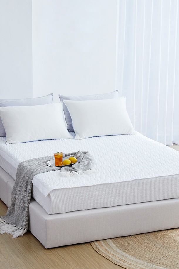 프로즌3 포르페 냉감 고정밴딩 침대패드 슈퍼싱글 (화이트)는 시원한 냉감 소재와 퀼팅 처리로 제작되어 쾌적한 잠자리를 제공합니다. 슈퍼싱글 사이즈의 화이트 컬러 침대패드로, 침대 위에 간편하게 고정할 수 있는 밴딩 디자인이 특징입니다. 얇은 두께로 제작되어 여름철에도 부담 없이 사용하기 좋으며, 침대용 침구로 활용하기에 적합합니다.
