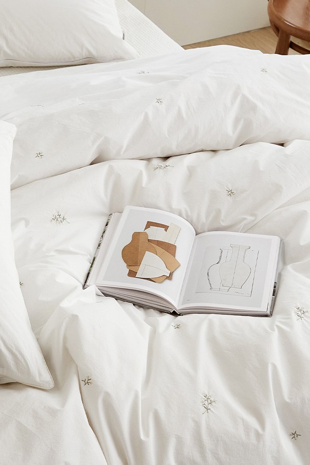 [소프라움앤] 에이프릴 플라워 자수 60수 고밀도 바이오워싱 이불커버 퀸은 부드러운 촉감과 우아한 분위기를 선사하는 침구입니다. 60수 고밀도 면 소재에 바이오워싱 가공을 더해 흡습성과 통기성이 뛰어나 쾌적한 잠자리를 제공합니다. 화이트 컬러 바탕에 플라워 자수 패턴이 섬세하게 수놓아져 침실에 화사함을 더합니다. 호텔식 마감과 무광택 마감, 40수 트윌 파이핑 마감으로 고급스러움을 더했으며, 이불 고정용 스냅단추와 16개의 루프가 있어 편리하게 사용할 수 있습니다. 퀸 사이즈로 제작되었습니다.
