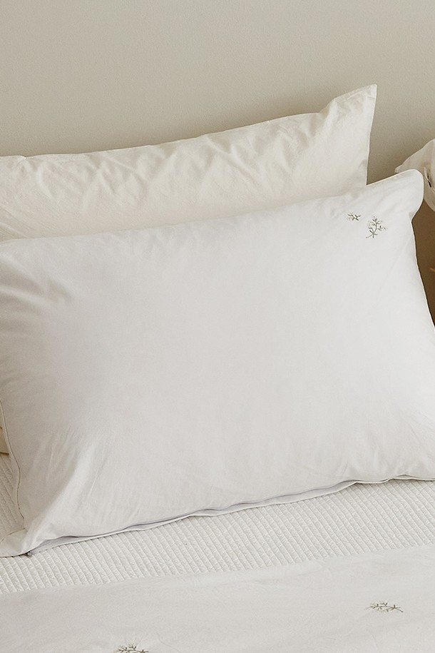 [소프라움앤] 에이프릴 플라워 자수 60수 고밀도 바이오워싱 베개커버 50X70은 60수 고밀도 면 100% 소재로 제작되어 부드러운 촉감과 매트한 질감을 선사합니다. 화이트 컬러 바탕에 플라워 자수 디자인이 돋보이며, 내추럴하고 캐주얼한 분위기를 연출합니다. 바이오워싱 가공으로 먼지 부착을 줄이고, 반광 없는 마감으로 깔끔함을 더했습니다. 이음새 없는 와이드폭으로 제작되어 편안함을 높였으며, 40수 트윌 소재의 파이핑 마감으로 섬세함을 더했습니다. 사계절 내내 쾌적하게 사용할 수 있는 베개 커버입니다.
