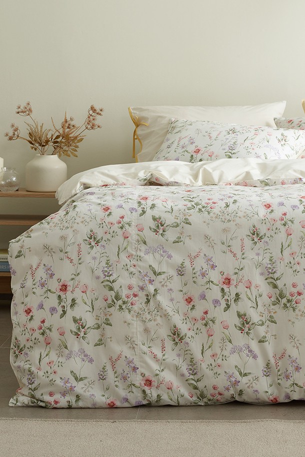 [소프라움앤] 에델 플라워 60수 고밀도 바이오워싱 이불커버 싱글(아이보리)는 부드러운 촉감의 60수 고밀도 면 소재로 제작되어 편안한 잠자리를 제공합니다. 아이보리 컬러 바탕에 플라워 패턴이 은은하게 디자인되어 침실 분위기를 화사하게 연출합니다. 양면 디자인으로 다양한 분위기를 연출할 수 있으며, 스냅형 여밈 방식으로 간편하게 사용할 수 있습니다. 사계절 내내 사용 가능하며, 유해물질 테스트를 통과하여 안심하고 사용할 수 있습니다. 또한, 저먼지 부착 및 반려동물 털 방지 기능으로 위생적인 관리가 용이합니다.
