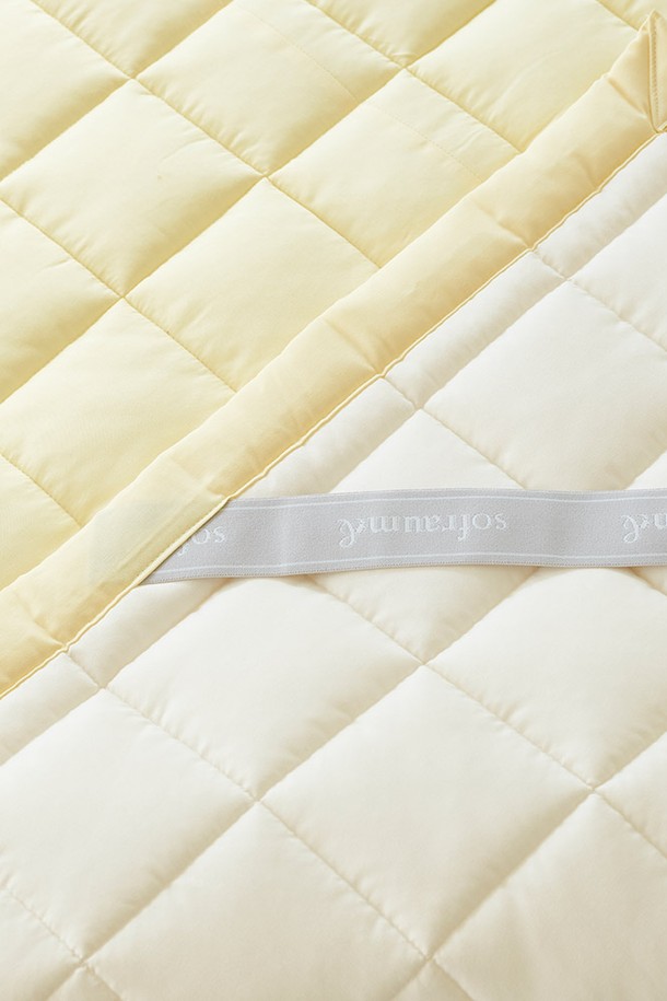 사르르 면모달 밴드형 침대패드 슈퍼싱글 (버터옐로우)는 부드러운 촉감과 은은한 색감의 침대 패드입니다. 면과 모달 혼방 소재로 제작되어 얇고 가벼우며, 쾌적한 사용감을 선사합니다. 슈퍼싱글 사이즈로 제작되었으며, 밴드형 디자인으로 침대에 간편하게 고정하여 사용할 수 있습니다. 버터옐로우 컬러는 침실에 포근하고 아늑한 분위기를 더해줍니다. 무지 패턴으로 어떤 침구와도 잘 어울립니다.
