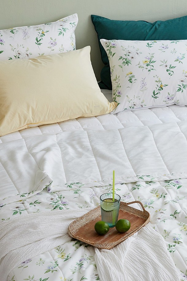 로벨리아 인견 모달 여름 차렵이불 퀸은 시원한 여름을 위한 필수 아이템입니다. 부드러운 인견과 모달 소재를 사용하여 닿는 순간 시원하고 편안한 촉감을 선사합니다. 화이트와 그린 컬러에 플라워 패턴이 더해져 침실에 싱그러움을 더하며, 얇은 두께로 제작되어 여름철에도 쾌적하게 사용할 수 있습니다. 퀸 사이즈로 넉넉하게 사용 가능하며, 간편하게 세탁하여 위생적으로 관리할 수 있는 실용적인 차렵이불입니다.
