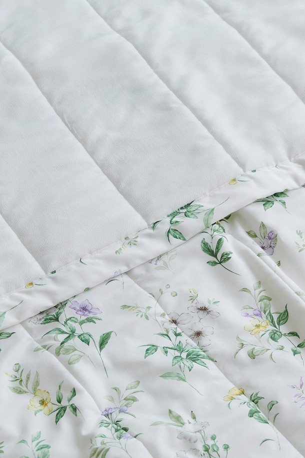 로벨리아 인견 모달 여름 차렵이불 싱글은 시원하고 부드러운 여름 침구입니다. 인견과 모달 소재를 사용하여 피부에 닿는 촉감이 시원하며, 통기성이 뛰어나 쾌적한 잠자리를 제공합니다. 화이트와 그린 컬러의 플라워, 식물 패턴 디자인으로 침실에 내추럴한 분위기를 더합니다. 얇은 두께로 제작되어 여름철에도 답답함 없이 사용할 수 있으며, 싱글 사이즈로 넉넉하게 사용 가능합니다. 냉감 기능으로 더욱 시원하게 여름을 날 수 있는 실용적인 제품입니다.
