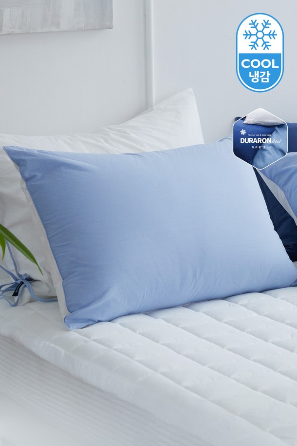 **썸머브리즈 냉겸 여름 베개커버 50X70(블루)**는 시원한 여름밤을 위한 필수 아이템입니다. 부드러운 촉감의 무지 디자인에 시원한 블루 컬러가 시각적인 청량감을 더합니다. 얇은 두께의 냉감 소재로 제작되어 쾌적한 잠자리를 제공하며, 50X70 사이즈로 제작되었습니다. 여름철 일상생활에서 편안하게 사용할 수 있는 베개 커버입니다.
