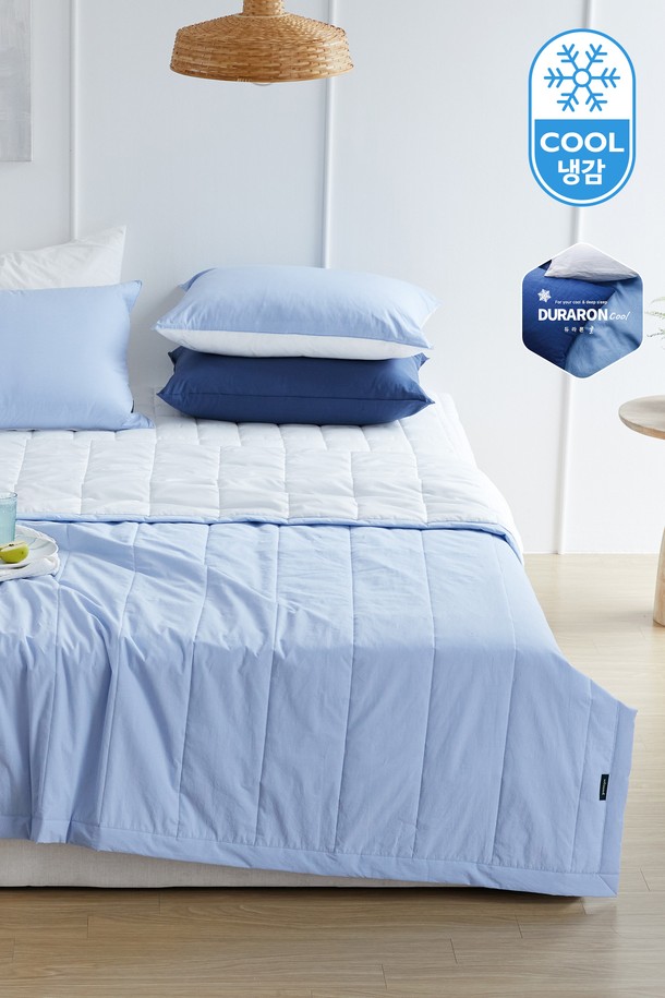 시원한 여름을 위한 "썸머브리즈" 고밀도 냉감 차렵이불 퀸 (블루)입니다. 부드러운 촉감의 폴리에스테르 소재로 제작되어 편안한 사용감을 선사합니다. 얇고 가벼운 두께로 제작되어 여름철에도 쾌적하게 사용할 수 있으며, 무지 디자인의 시원한 블루 컬러가 시각적인 청량감을 더합니다. 퀸 사이즈로 넉넉하게 사용 가능하며, 고밀도 소재로 내구성을 높였습니다. 
