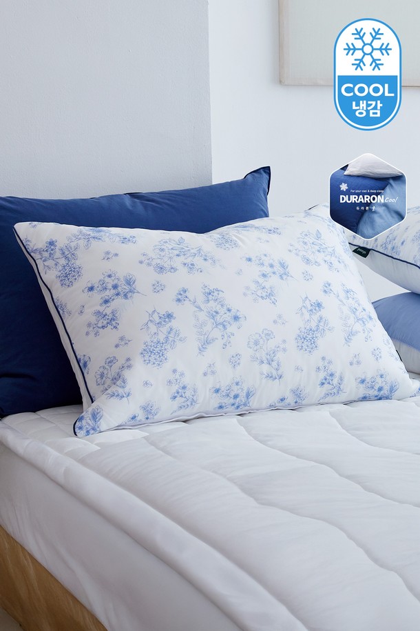 시원한 샤베트 냉감 소재의 여름 베개 커버입니다. 얇고 부드러운 촉감으로 여름철 쾌적한 잠자리를 선사합니다. 50x70 사이즈의 베개에 적합하며, 시원한 블루 컬러와 플라워 패턴 디자인이 특징입니다. 여름 시즌에 맞춰 시원함을 강조한 베개 커버로, 편안한 휴식을 취할 수 있습니다.
