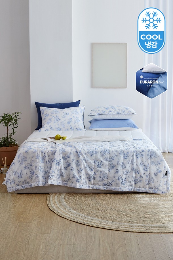 시원한 샤베트 냉감 소재로 제작되어 여름철 쾌적한 잠자리를 선사하는 차렵이불입니다. 화이트와 블루, 두 가지 시원한 컬러에 플라워 패턴으로 디자인되어 침실에 화사함을 더합니다. 얇은 두께로 제작되어 가볍고 통기성이 뛰어나며, 퀸 사이즈로 넉넉하게 사용하실 수 있습니다. 여성 고객님들을 위해 디자인되었으며, 일상생활에서 편안하게 사용할 수 있는 실용적인 침구입니다. 시원한 냉감 기능으로 땀이 많은 여름에도 쾌적하게 숙면을 취할 수 있습니다.
