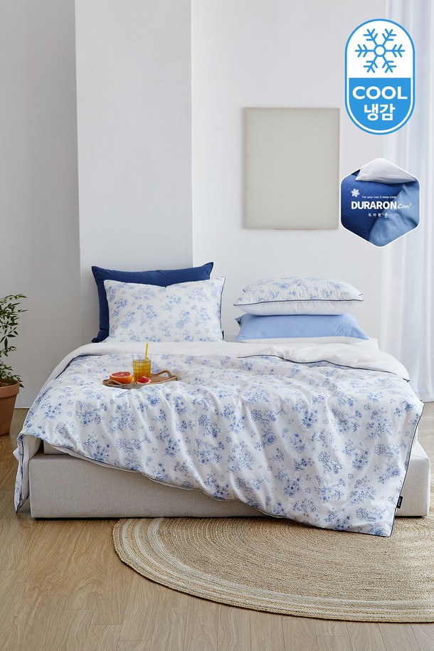 시원한 샤베트 냉감 소재의 싱글 사이즈 여름 이불커버입니다. 화이트와 블루, 두 가지 색상으로 출시되어 시원하고 산뜻한 침실 분위기를 연출합니다. 얇은 두께감으로 제작되어 여름철에도 쾌적하게 사용할 수 있으며, 플라워 패턴 디자인으로 여성스러운 감성을 더했습니다. 커버형으로 제작되어 손쉽게 세탁하여 위생적으로 관리할 수 있습니다. 부드러운 촉감과 뛰어난 냉감 기능으로 편안한 여름밤을 선사합니다.
