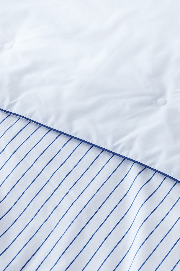 시원함을 선사하는 아이스블롬 냉감 여름 차렵이불 싱글 (블루)입니다. 면과 폴리에스테르 혼방 소재에 스트라이프 패턴으로 시원함을 더했으며, 얇은 두께와 냉감, 흡습, 통기, 속건 기능으로 쾌적한 여름밤을 선사합니다. 양면 사용이 가능하며, 자연 냉감사와 유해 물질 테스트를 통과하여 안심하고 사용할 수 있습니다.
