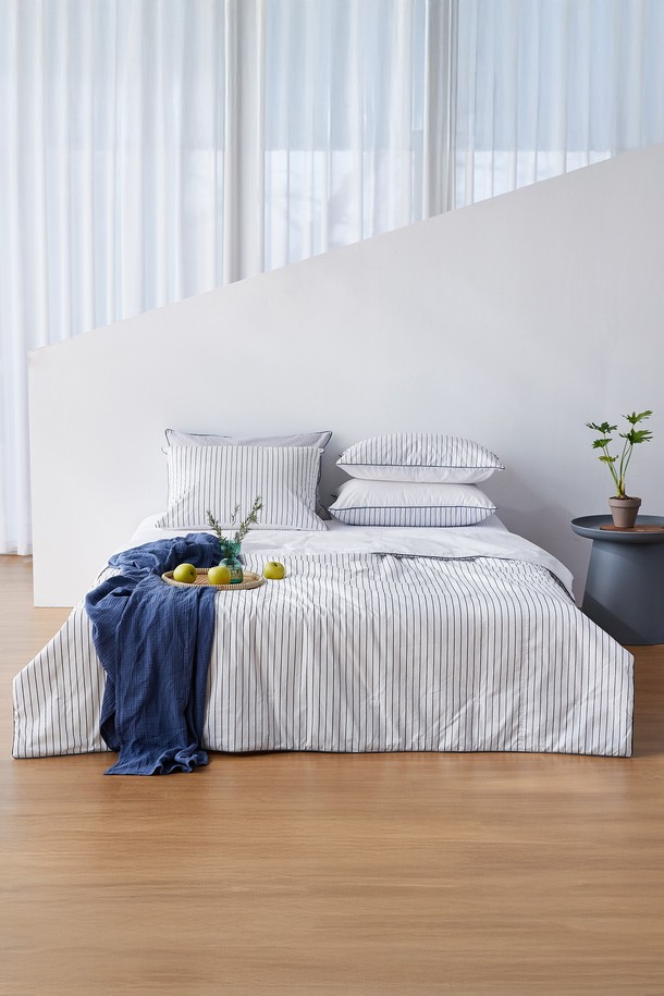 시원한 냉감 기능과 부드러운 촉감으로 여름, 봄철 쾌적한 잠자리를 선사하는 아이스블롬 냉감 차렵이불 퀸 (그레이)입니다. 면과 폴리에스테르 혼방 소재로 제작되어 흡습 및 속건 기능이 뛰어나며, 통기성이 우수하여 얇고 가볍게 사용할 수 있습니다. 미니멀하고 모던한 스트라이프 패턴의 스칸디나비안 디자인과 퀼팅 디테일로 시각적인 만족감을 더하며, 양면 사용이 가능하여 실용적입니다. 유해 물질 테스트를 통과하여 안심하고 사용할 수 있으며, 퀸 사이즈(190x220cm)로 여성 고객에게 적합합니다.
