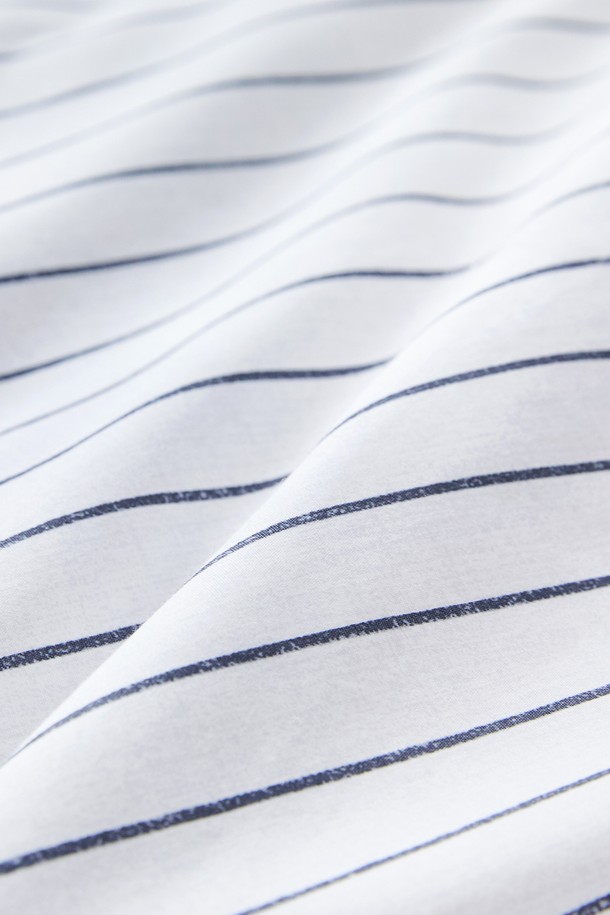 시원한 여름밤을 위한 아이스블롬 냉감 차렵이불 싱글 (그레이)입니다. 부드러운 40수 평직 면 100% 앞면과 두라론 냉감 폴리에스터 100% 뒷면으로 제작되어, 시원하고 쾌적한 잠자리를 제공합니다. 스칸디나비아 스타일의 스트라이프 패턴과 리버서블 디자인, 점프 킬팅 봉제 기법으로 세련된 디자인과 들뜨지 않는 사용감을 선사하며, 양면 사용이 가능하여 실용적입니다.
