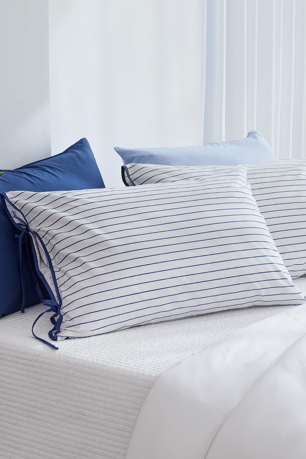 블롬 리본 순면 베개 커버 50x70은 부드러운 촉감의 순면 소재로 제작되어 흡습성과 통기성이 뛰어납니다. 스칸디나비안 스타일의 스트라이프 패턴과 리본 디테일이 돋보이며, 블루와 그레이 두 가지 색상 중 선택 가능합니다. 40수 평직으로 제작되어 튼튼하며, 봉투형 디자인과 프리미엄 스티칭 마감으로 완성도를 높였습니다. 유해 물질 테스트를 통과하여 안심하고 사용할 수 있는 베개 커버입니다.
