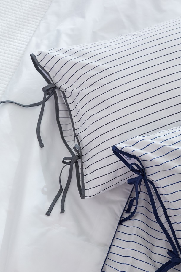 블롬 리본 순면 베개커버 50x70은 부드러운 촉감의 40수 평직 면 소재로 제작되었습니다. 스칸디나비안 스타일의 스트라이프 패턴과 리본 디자인이 특징이며, 블루와 그레이 두 가지 색상 중 선택 가능합니다. 봉투형 디자인과 지퍼 없는 구조로 편리하게 사용할 수 있으며, KATRI 유해물질 테스트를 통과하여 안심하고 사용할 수 있습니다. 70x50cm 사이즈로, 일상생활에서 편안한 잠자리를 선사합니다.
