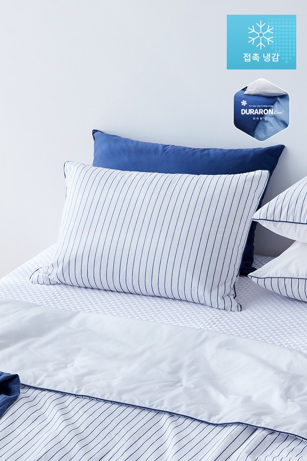 **아이스블롬 냉감 여름 누비베개커버 50X70(색상선택)**는 시원한 여름 수면을 위한 여성용 베개커버입니다. 블루, 그레이 두 가지 색상으로 출시되었으며, 면, 폴리에스테르, 폴리에틸렌 혼방 소재로 제작되어 부드러운 촉감과 뛰어난 통기성, 흡습, 속건 기능을 제공합니다. 스트라이프 패턴의 리버서블 디자인, 지퍼형으로 제작되었으며, 고기능 접촉 냉감 소재와 Q-Max 냉감성 테스트를 통과하여 시원함을 더했습니다.
