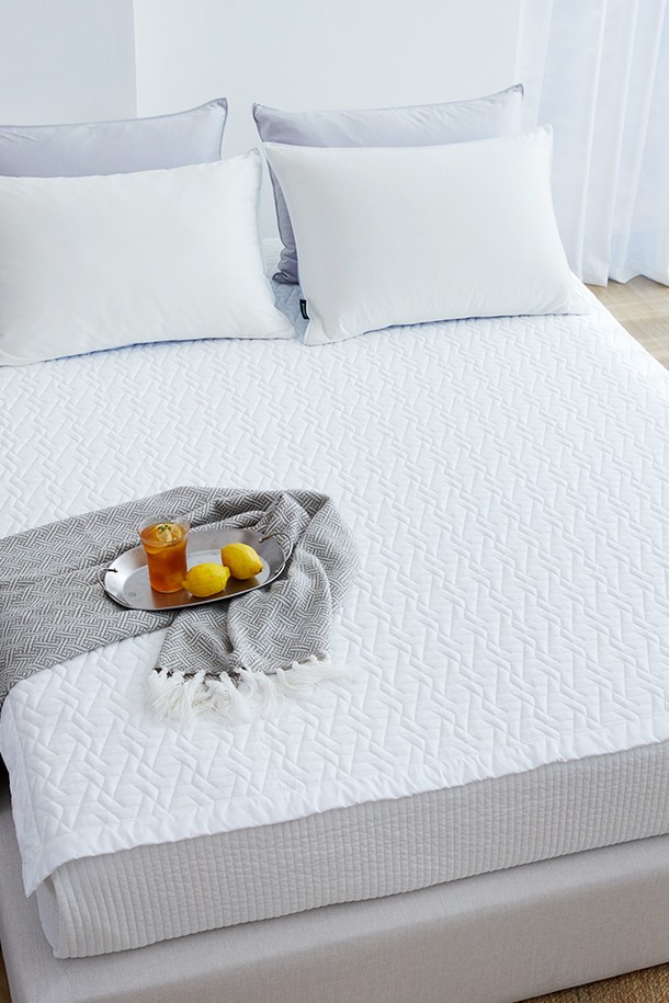 프로즌3 포르페 냉감 고정밴딩 침대패드 슈퍼싱글 (화이트)는 시원한 냉감 소재와 퀼팅 처리로 제작되어 쾌적한 잠자리를 제공합니다. 슈퍼싱글 사이즈의 화이트 컬러 침대패드로, 침대 위에 간편하게 고정할 수 있는 밴딩 디자인이 특징입니다. 얇은 두께로 제작되어 여름철에도 부담 없이 사용하기 좋으며, 침대용 침구로 활용하기에 적합합니다.
