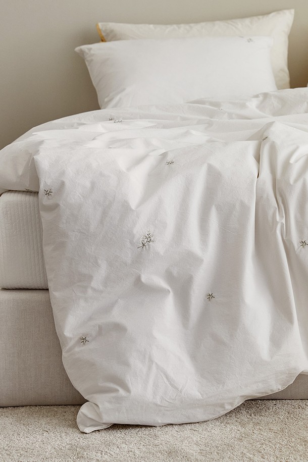 [소프라움앤] 에이프릴 플라워 자수 60수 고밀도 바이오워싱 이불커버 킹은 부드러운 촉감의 화이트 컬러 이불커버입니다. 60수 고밀도 면 소재에 고급스러운 플라워 자수 디테일이 더해져 클래식한 분위기를 연출합니다. 바이오워싱 가공을 통해 피부에 자극 없이 포근함을 선사하여 사계절 내내 사용하기 좋습니다. 킹 사이즈로 제작되어 넉넉한 공간을 제공하며, 일상에서 편안함을 더해줄 것입니다.
