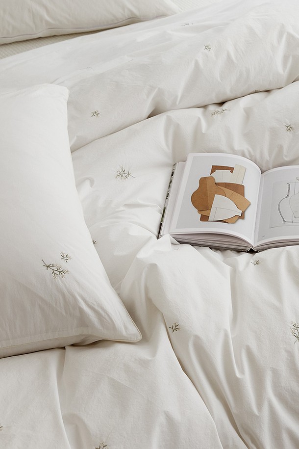 [소프라움앤] 에이프릴 플라워 자수 60수 고밀도 바이오워싱 베개커버 50X70은 60수 고밀도 면 100% 소재로 제작되어 부드러운 촉감과 매트한 질감을 선사합니다. 화이트 컬러 바탕에 플라워 자수 디자인이 돋보이며, 내추럴하고 캐주얼한 분위기를 연출합니다. 바이오워싱 가공으로 먼지 부착을 줄이고, 반광 없는 마감으로 깔끔함을 더했습니다. 이음새 없는 와이드폭으로 제작되어 편안함을 높였으며, 40수 트윌 소재의 파이핑 마감으로 섬세함을 더했습니다. 사계절 내내 쾌적하게 사용할 수 있는 베개 커버입니다.
