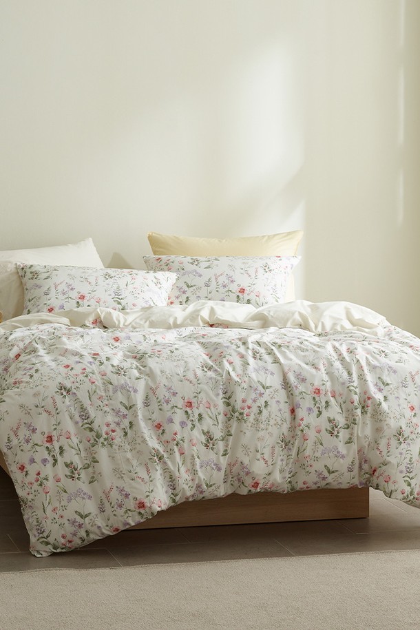 [소프라움앤] 에델 플라워 60수 고밀도 바이오워싱 이불커버 싱글(아이보리)는 부드러운 촉감의 60수 고밀도 면 소재로 제작되어 편안한 잠자리를 제공합니다. 아이보리 컬러 바탕에 플라워 패턴이 은은하게 디자인되어 침실 분위기를 화사하게 연출합니다. 양면 디자인으로 다양한 분위기를 연출할 수 있으며, 스냅형 여밈 방식으로 간편하게 사용할 수 있습니다. 사계절 내내 사용 가능하며, 유해물질 테스트를 통과하여 안심하고 사용할 수 있습니다. 또한, 저먼지 부착 및 반려동물 털 방지 기능으로 위생적인 관리가 용이합니다.
