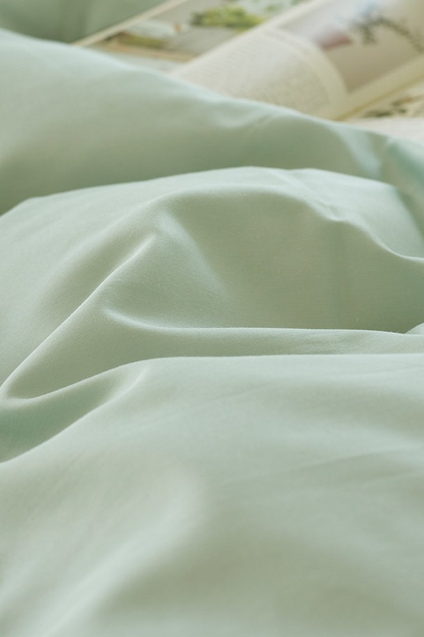 사르르 면모달 홑겹이불커버 싱글 (세이지민트)는 부드러운 면과 모달 소재를 사용하여 제작되었습니다. 싱글 사이즈로, 얇은 두께감과 홑겹 구조로 제작되어 가볍고 쾌적한 사용감을 선사합니다. 은은한 세이지민트 컬러의 무지 디자인으로, 어떤 침구에도 잘 어울립니다. 흡습 기능으로 땀을 빠르게 흡수하여 사계절 내내 쾌적하게 사용할 수 있습니다.
