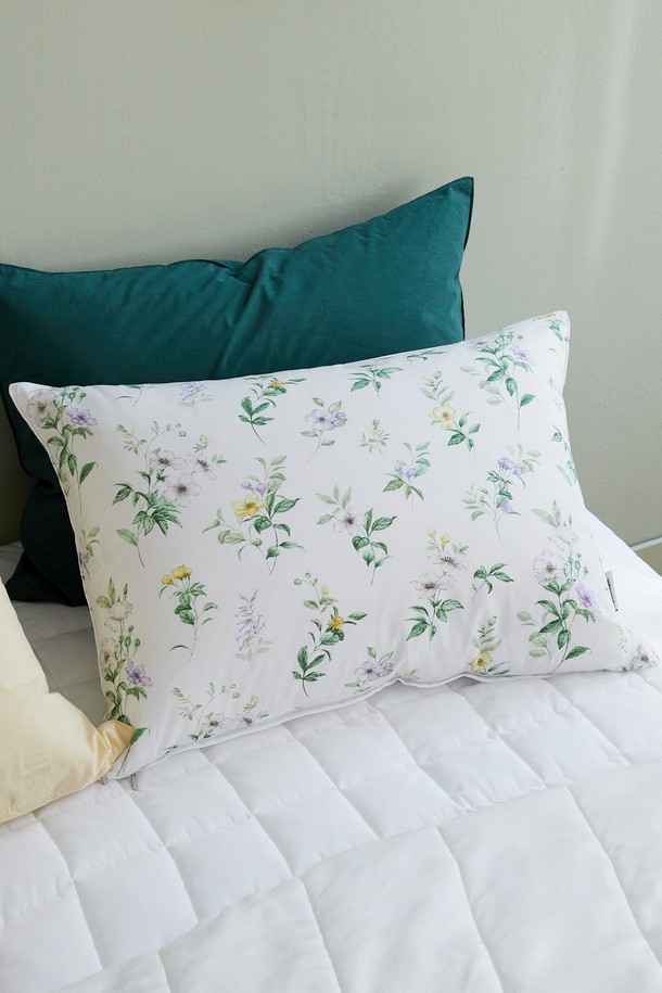 로벨리아 인견 모달 베개커버 50X70(화이트)는 부드러운 촉감과 흡습성이 뛰어난 베개커버입니다. 인견과 모달 소재를 사용하여 제작되었으며, 시원하고 쾌적한 사용감을 제공합니다. 화이트 컬러 바탕에 플라워 패턴이 디자인되어 침실 분위기를 화사하게 연출합니다. 사이즈는 50X70이며, 침구류에 사용되는 베개커버입니다.
