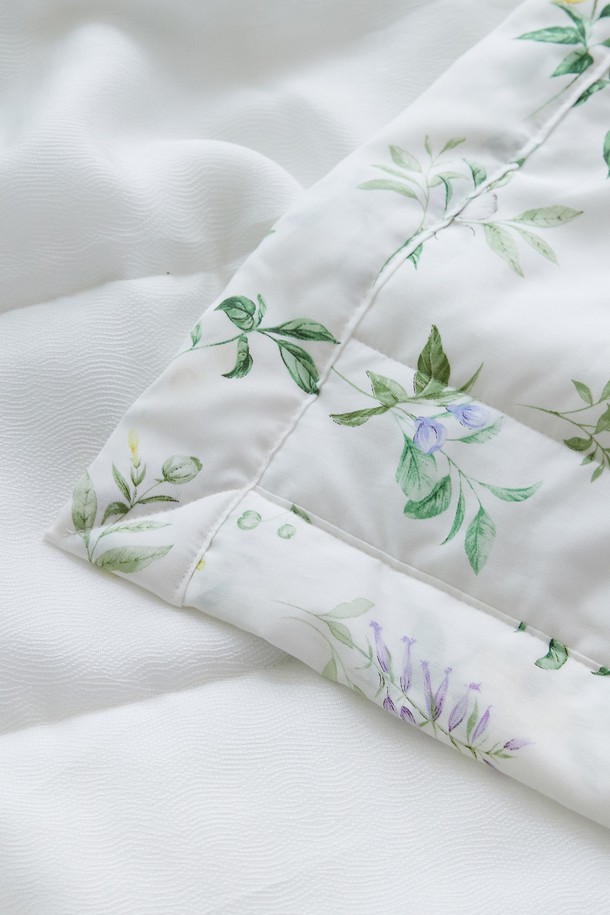 로벨리아 인견 모달 여름 차렵이불 싱글은 시원하고 부드러운 여름 침구입니다. 인견과 모달 소재를 사용하여 피부에 닿는 촉감이 시원하며, 통기성이 뛰어나 쾌적한 잠자리를 제공합니다. 화이트와 그린 컬러의 플라워, 식물 패턴 디자인으로 침실에 내추럴한 분위기를 더합니다. 얇은 두께로 제작되어 여름철에도 답답함 없이 사용할 수 있으며, 싱글 사이즈로 넉넉하게 사용 가능합니다. 냉감 기능으로 더욱 시원하게 여름을 날 수 있는 실용적인 제품입니다.
