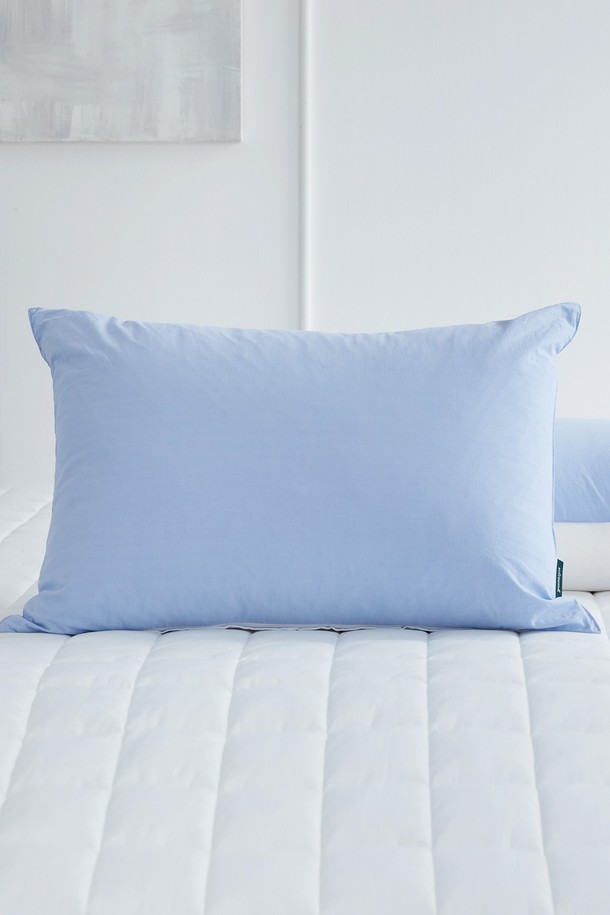 **썸머브리즈 냉겸 여름 베개커버 50X70(블루)**는 시원한 여름밤을 위한 필수 아이템입니다. 부드러운 촉감의 무지 디자인에 시원한 블루 컬러가 시각적인 청량감을 더합니다. 얇은 두께의 냉감 소재로 제작되어 쾌적한 잠자리를 제공하며, 50X70 사이즈로 제작되었습니다. 여름철 일상생활에서 편안하게 사용할 수 있는 베개 커버입니다.
