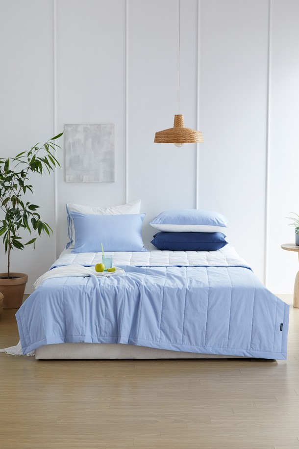 시원함을 선사하는 썸머브리즈 고밀도 냉감 여름 차렵이불 싱글 (블루)입니다. 부드러운 촉감과 얇은 두께로 제작되어 여름철에도 쾌적하게 사용 가능합니다. 고밀도 폴리에스테르 소재를 사용하여 내구성이 뛰어나며, 은은한 블루 컬러의 무지 디자인으로 어떤 침구와도 잘 어울립니다. 싱글 사이즈의 차렵이불로, 가볍고 시원한 잠자리를 경험해 보세요.
