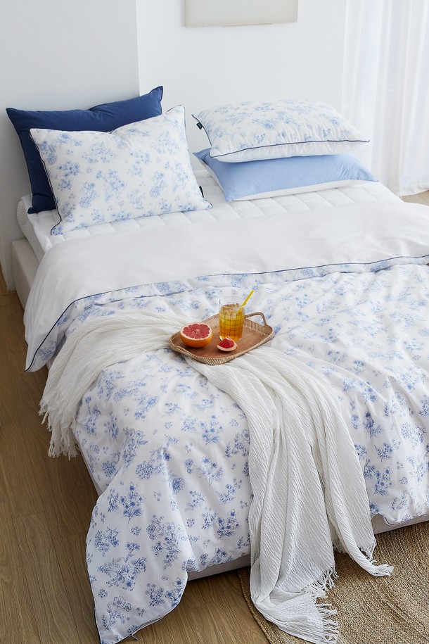 시원한 샤베트 소재의 여성용 여름 이불커버 퀸 사이즈입니다. 화이트와 블루, 두 가지 시원한 컬러로 제공되며, 플라워 패턴이 돋보이는 디자인입니다. 얇은 두께로 제작되어 여름철에도 쾌적하게 사용할 수 있으며, 냉감 기능으로 더욱 시원한 잠자리를 선사합니다. 부드러운 샤베트 소재가 피부에 닿는 촉감이 시원하고 편안함을 제공합니다.
