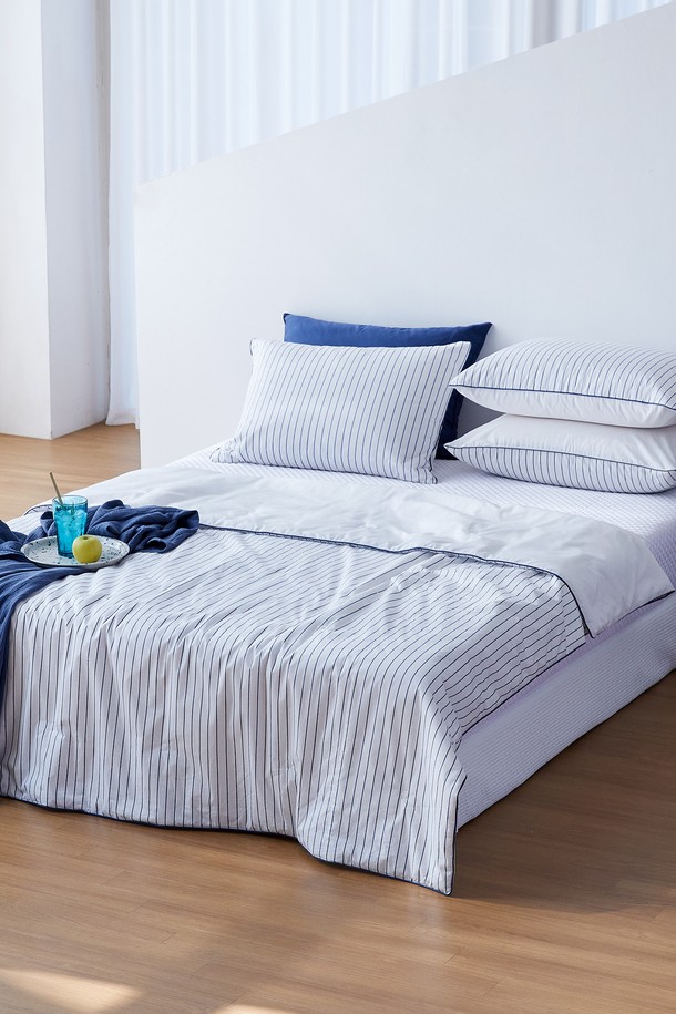 아이스블롬 냉감 여름 차렵이불 퀸 (블루)는 시원한 블루 및 그레이 컬러의 스트라이프 패턴과 스칸디나비안 스타일 디자인으로, 여성 고객을 위한 침구입니다. 면과 폴리에스테르 혼방 소재로 부드러운 촉감을 제공하며, 냉감, 흡습, 속건 기능으로 쾌적한 사용감을 선사합니다. 얇은 두께에 점프퀼팅, 파이핑 마감 디테일로 마감되었으며, 양면 사용이 가능하고 에어컨 바람을 효과적으로 차단해 줍니다.
유해물질 테스트를 통과하여 안심하고 사용할 수 있으며, 퀸 사이즈로 제작되었습니다.
