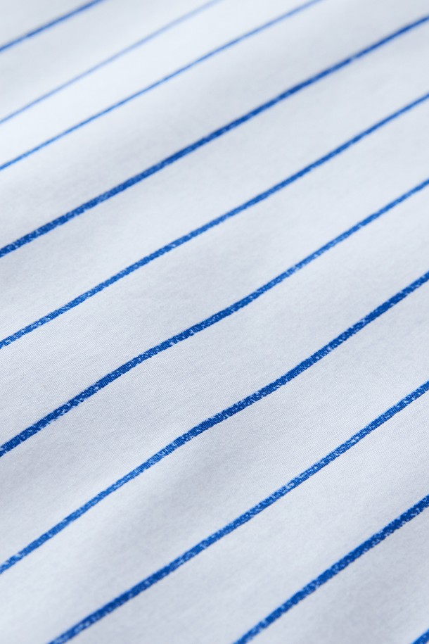 시원함을 선사하는 아이스블롬 냉감 여름 차렵이불 싱글 (블루)입니다. 면과 폴리에스테르 혼방 소재에 스트라이프 패턴으로 시원함을 더했으며, 얇은 두께와 냉감, 흡습, 통기, 속건 기능으로 쾌적한 여름밤을 선사합니다. 양면 사용이 가능하며, 자연 냉감사와 유해 물질 테스트를 통과하여 안심하고 사용할 수 있습니다.
