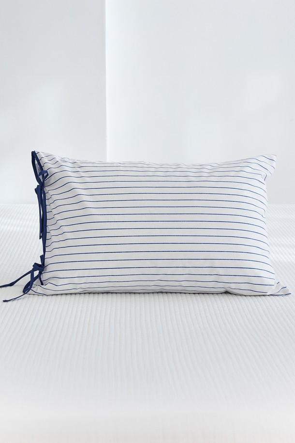 블롬 리본 순면 베개 커버 50x70은 부드러운 촉감의 순면 소재로 제작되어 흡습성과 통기성이 뛰어납니다. 스칸디나비안 스타일의 스트라이프 패턴과 리본 디테일이 돋보이며, 블루와 그레이 두 가지 색상 중 선택 가능합니다. 40수 평직으로 제작되어 튼튼하며, 봉투형 디자인과 프리미엄 스티칭 마감으로 완성도를 높였습니다. 유해 물질 테스트를 통과하여 안심하고 사용할 수 있는 베개 커버입니다.
