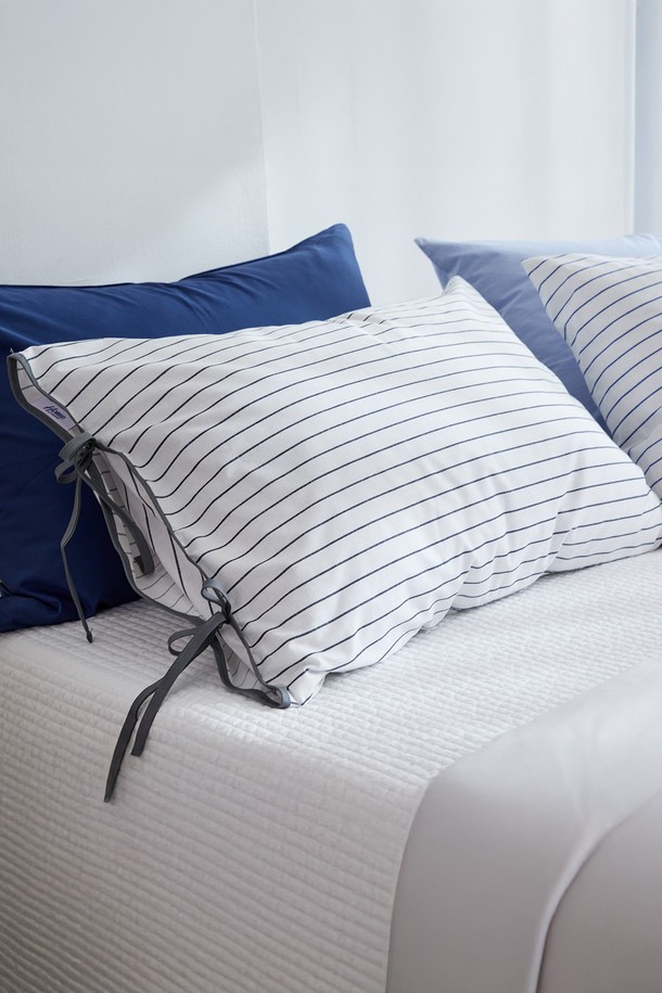 블롬 리본 순면 베개커버 50x70은 부드러운 촉감의 40수 평직 면 소재로 제작되었습니다. 스칸디나비안 스타일의 스트라이프 패턴과 리본 디자인이 특징이며, 블루와 그레이 두 가지 색상 중 선택 가능합니다. 봉투형 디자인과 지퍼 없는 구조로 편리하게 사용할 수 있으며, KATRI 유해물질 테스트를 통과하여 안심하고 사용할 수 있습니다. 70x50cm 사이즈로, 일상생활에서 편안한 잠자리를 선사합니다.
