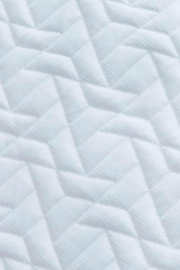 프로즌3 포르페 냉감 고정밴딩 침대패드 킹 (화이트)는 시원한 냉감 기능으로 여름철에도 쾌적한 잠자리를 제공합니다. 부드러운 폴리에스테르 소재에 퀼팅 처리하여 포근한 사용감을 느낄 수 있으며, 킹 사이즈로 넉넉하게 사용할 수 있습니다. 침대 패드 모서리에 고정 밴딩 처리가 되어 있어, 침대에서 밀려 내려가지 않고 깔끔하게 사용할 수 있습니다.
