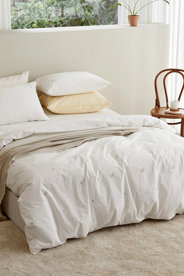 [소프라움앤] 에이프릴 플라워 자수 60수 고밀도 바이오워싱 이불커버 퀸은 부드러운 촉감과 우아한 분위기를 선사하는 침구입니다. 60수 고밀도 면 소재에 바이오워싱 가공을 더해 흡습성과 통기성이 뛰어나 쾌적한 잠자리를 제공합니다. 화이트 컬러 바탕에 플라워 자수 패턴이 섬세하게 수놓아져 침실에 화사함을 더합니다. 호텔식 마감과 무광택 마감, 40수 트윌 파이핑 마감으로 고급스러움을 더했으며, 이불 고정용 스냅단추와 16개의 루프가 있어 편리하게 사용할 수 있습니다. 퀸 사이즈로 제작되었습니다.
