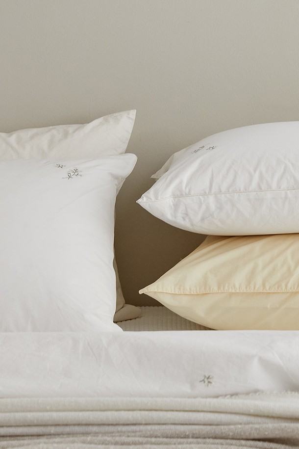 [소프라움앤] 에이프릴 플라워 자수 60수 고밀도 바이오워싱 베개커버 50X70은 60수 고밀도 면 100% 소재로 제작되어 부드러운 촉감과 매트한 질감을 선사합니다. 화이트 컬러 바탕에 플라워 자수 디자인이 돋보이며, 내추럴하고 캐주얼한 분위기를 연출합니다. 바이오워싱 가공으로 먼지 부착을 줄이고, 반광 없는 마감으로 깔끔함을 더했습니다. 이음새 없는 와이드폭으로 제작되어 편안함을 높였으며, 40수 트윌 소재의 파이핑 마감으로 섬세함을 더했습니다. 사계절 내내 쾌적하게 사용할 수 있는 베개 커버입니다.
