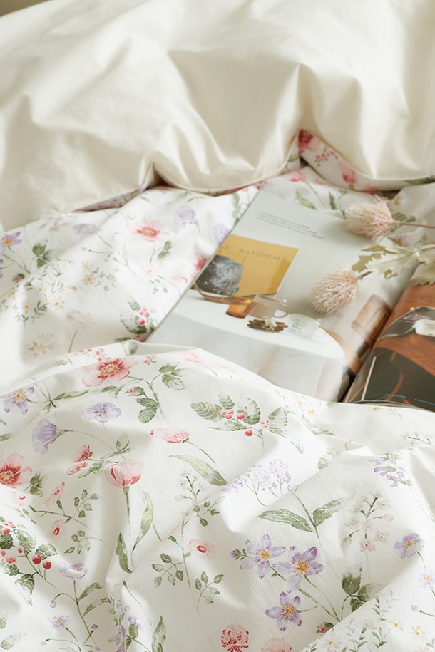 [소프라움앤] 에델 플라워 60수 고밀도 바이오워싱 이불커버 싱글(아이보리)는 부드러운 촉감의 60수 고밀도 면 소재로 제작되어 편안한 잠자리를 제공합니다. 아이보리 컬러 바탕에 플라워 패턴이 은은하게 디자인되어 침실 분위기를 화사하게 연출합니다. 양면 디자인으로 다양한 분위기를 연출할 수 있으며, 스냅형 여밈 방식으로 간편하게 사용할 수 있습니다. 사계절 내내 사용 가능하며, 유해물질 테스트를 통과하여 안심하고 사용할 수 있습니다. 또한, 저먼지 부착 및 반려동물 털 방지 기능으로 위생적인 관리가 용이합니다.
