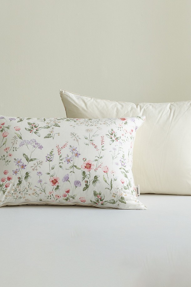 [소프라움앤] 에델 플라워 60수 고밀도 바이오워싱 베개커버 50X70(아이보리)는 침실에 부드러움과 고급스러움을 더해줄 베개 커버입니다. 60수 고밀도 면 소재에 바이오워싱 처리를 하여 부드러운 촉감을 선사하며, 호텔식 텍스처로 편안한 잠자리를 제공합니다. 아이보리 컬러 바탕에 플라워 패턴이 섬세하게 디자인되었으며, 양면 디자인으로 활용도를 높였습니다. 지퍼 여밈 방식으로 편리하게 사용할 수 있으며, 무광 마감과 프리미엄 스티칭으로 마감하여 깔끔함을 더했습니다. 유해물질 테스트를 통과하여 안심하고 사용할 수 있으며, 반려동물 털 방지 기능으로 위생적인 사용이 가능합니다.
