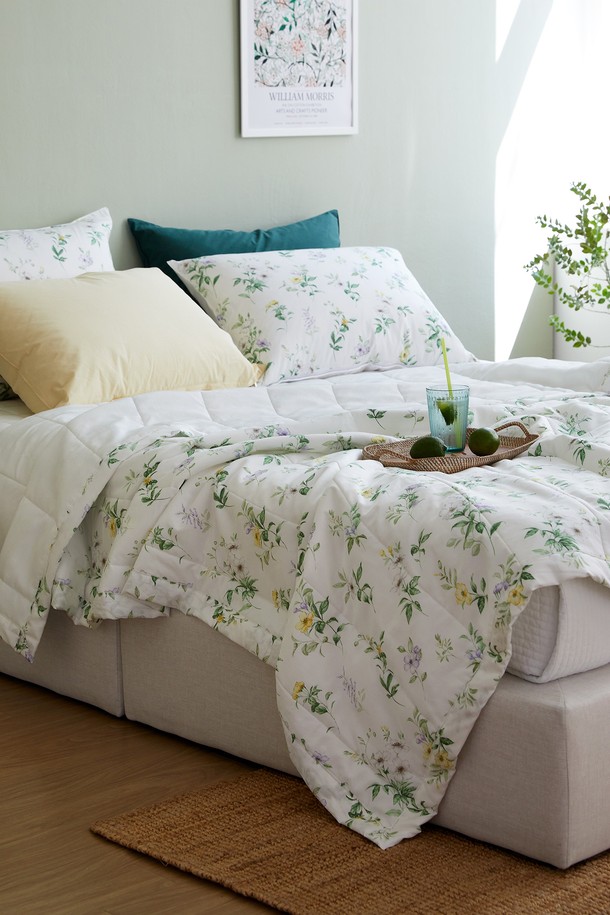 로벨리아 인견 모달 여름 차렵이불 싱글은 시원하고 부드러운 여름 침구입니다. 인견과 모달 소재를 사용하여 피부에 닿는 촉감이 시원하며, 통기성이 뛰어나 쾌적한 잠자리를 제공합니다. 화이트와 그린 컬러의 플라워, 식물 패턴 디자인으로 침실에 내추럴한 분위기를 더합니다. 얇은 두께로 제작되어 여름철에도 답답함 없이 사용할 수 있으며, 싱글 사이즈로 넉넉하게 사용 가능합니다. 냉감 기능으로 더욱 시원하게 여름을 날 수 있는 실용적인 제품입니다.
