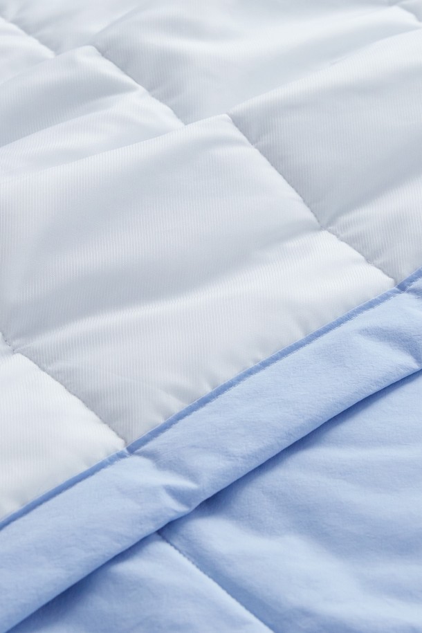 시원함을 선사하는 썸머브리즈 고밀도 냉감 여름 차렵이불 싱글 (블루)입니다. 부드러운 촉감과 얇은 두께로 제작되어 여름철에도 쾌적하게 사용 가능합니다. 고밀도 폴리에스테르 소재를 사용하여 내구성이 뛰어나며, 은은한 블루 컬러의 무지 디자인으로 어떤 침구와도 잘 어울립니다. 싱글 사이즈의 차렵이불로, 가볍고 시원한 잠자리를 경험해 보세요.
