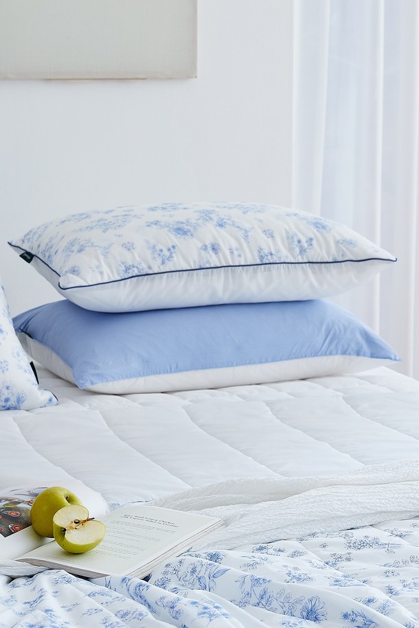 시원한 샤베트 냉감 소재의 여름 베개 커버입니다. 얇고 부드러운 촉감으로 여름철 쾌적한 잠자리를 선사합니다. 50x70 사이즈의 베개에 적합하며, 시원한 블루 컬러와 플라워 패턴 디자인이 특징입니다. 여름 시즌에 맞춰 시원함을 강조한 베개 커버로, 편안한 휴식을 취할 수 있습니다.
