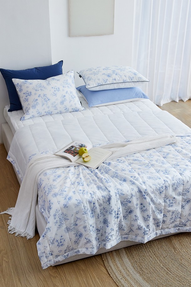 시원한 샤베트 냉감 소재로 제작되어 여름철 쾌적한 잠자리를 선사하는 차렵이불입니다. 화이트와 블루, 두 가지 시원한 컬러에 플라워 패턴으로 디자인되어 침실에 화사함을 더합니다. 얇은 두께로 제작되어 가볍고 통기성이 뛰어나며, 퀸 사이즈로 넉넉하게 사용하실 수 있습니다. 여성 고객님들을 위해 디자인되었으며, 일상생활에서 편안하게 사용할 수 있는 실용적인 침구입니다. 시원한 냉감 기능으로 땀이 많은 여름에도 쾌적하게 숙면을 취할 수 있습니다.
