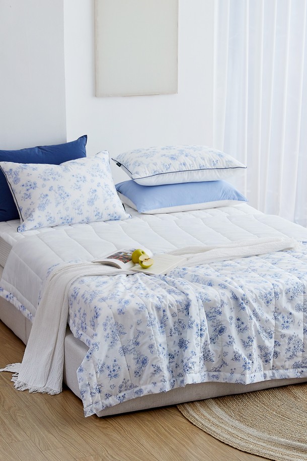 시원한 샤베트 소재로 제작되어 여름철 쾌적한 잠자리를 선사하는 싱글 사이즈 차렵이불입니다. 화이트와 블루, 두 가지 시원한 색상에 플라워 패턴으로 디자인되어 여성스러운 분위기를 더합니다. 얇은 두께로 제작되어 가볍고 시원하며, 냉감 기능으로 여름에도 쾌적하게 사용할 수 있습니다. 부드러운 샤베트 소재가 피부에 닿는 촉감이 좋으며, 싱글 사이즈로 1인 가구나 아이방에 적합합니다. 포근함과 시원함을 동시에 느낄 수 있는 여름철 필수 아이템입니다.
