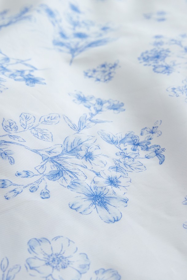 시원한 샤베트 소재의 여성용 여름 이불커버 퀸 사이즈입니다. 화이트와 블루, 두 가지 시원한 컬러로 제공되며, 플라워 패턴이 돋보이는 디자인입니다. 얇은 두께로 제작되어 여름철에도 쾌적하게 사용할 수 있으며, 냉감 기능으로 더욱 시원한 잠자리를 선사합니다. 부드러운 샤베트 소재가 피부에 닿는 촉감이 시원하고 편안함을 제공합니다.
