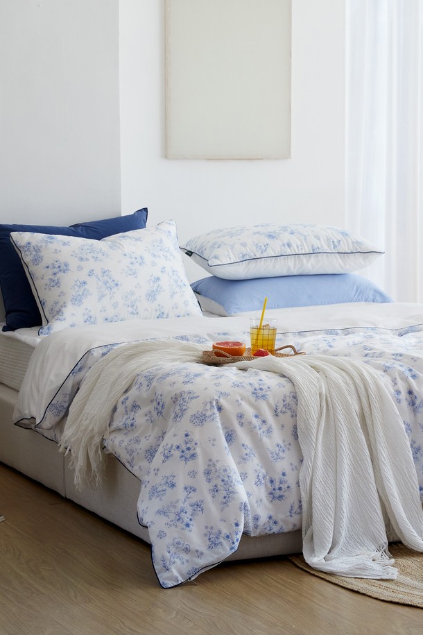 시원한 샤베트 냉감 소재의 싱글 사이즈 여름 이불커버입니다. 화이트와 블루, 두 가지 색상으로 출시되어 시원하고 산뜻한 침실 분위기를 연출합니다. 얇은 두께감으로 제작되어 여름철에도 쾌적하게 사용할 수 있으며, 플라워 패턴 디자인으로 여성스러운 감성을 더했습니다. 커버형으로 제작되어 손쉽게 세탁하여 위생적으로 관리할 수 있습니다. 부드러운 촉감과 뛰어난 냉감 기능으로 편안한 여름밤을 선사합니다.
