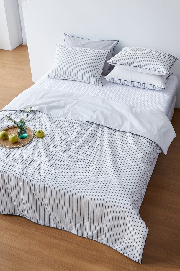 시원한 냉감 기능과 부드러운 촉감으로 여름, 봄철 쾌적한 잠자리를 선사하는 아이스블롬 냉감 차렵이불 퀸 (그레이)입니다. 면과 폴리에스테르 혼방 소재로 제작되어 흡습 및 속건 기능이 뛰어나며, 통기성이 우수하여 얇고 가볍게 사용할 수 있습니다. 미니멀하고 모던한 스트라이프 패턴의 스칸디나비안 디자인과 퀼팅 디테일로 시각적인 만족감을 더하며, 양면 사용이 가능하여 실용적입니다. 유해 물질 테스트를 통과하여 안심하고 사용할 수 있으며, 퀸 사이즈(190x220cm)로 여성 고객에게 적합합니다.
