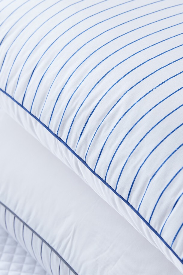 **아이스블롬 냉감 여름 누비베개커버 50X70(색상선택)**는 시원한 여름 수면을 위한 여성용 베개커버입니다. 블루, 그레이 두 가지 색상으로 출시되었으며, 면, 폴리에스테르, 폴리에틸렌 혼방 소재로 제작되어 부드러운 촉감과 뛰어난 통기성, 흡습, 속건 기능을 제공합니다. 스트라이프 패턴의 리버서블 디자인, 지퍼형으로 제작되었으며, 고기능 접촉 냉감 소재와 Q-Max 냉감성 테스트를 통과하여 시원함을 더했습니다.
