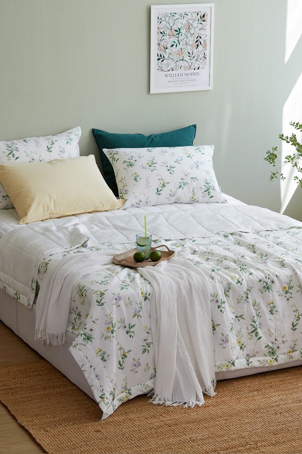 로벨리아 인견 모달 여름 차렵이불 싱글은 시원하고 부드러운 여름 침구입니다. 인견과 모달 소재를 사용하여 피부에 닿는 촉감이 시원하며, 통기성이 뛰어나 쾌적한 잠자리를 제공합니다. 화이트와 그린 컬러의 플라워, 식물 패턴 디자인으로 침실에 내추럴한 분위기를 더합니다. 얇은 두께로 제작되어 여름철에도 답답함 없이 사용할 수 있으며, 싱글 사이즈로 넉넉하게 사용 가능합니다. 냉감 기능으로 더욱 시원하게 여름을 날 수 있는 실용적인 제품입니다.
