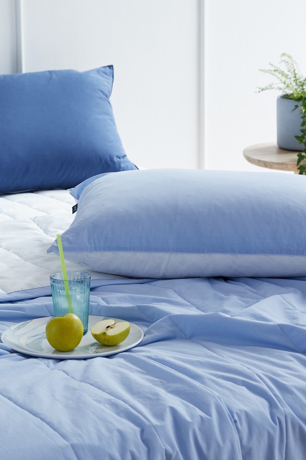 **썸머브리즈 냉겸 여름 베개커버 50X70(블루)**는 시원한 여름밤을 위한 필수 아이템입니다. 부드러운 촉감의 무지 디자인에 시원한 블루 컬러가 시각적인 청량감을 더합니다. 얇은 두께의 냉감 소재로 제작되어 쾌적한 잠자리를 제공하며, 50X70 사이즈로 제작되었습니다. 여름철 일상생활에서 편안하게 사용할 수 있는 베개 커버입니다.
