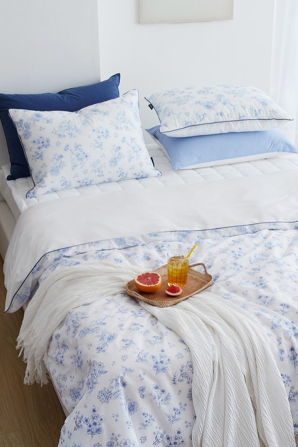 시원한 샤베트 냉감 소재의 여름 베개 커버입니다. 얇고 부드러운 촉감으로 여름철 쾌적한 잠자리를 선사합니다. 50x70 사이즈의 베개에 적합하며, 시원한 블루 컬러와 플라워 패턴 디자인이 특징입니다. 여름 시즌에 맞춰 시원함을 강조한 베개 커버로, 편안한 휴식을 취할 수 있습니다.
